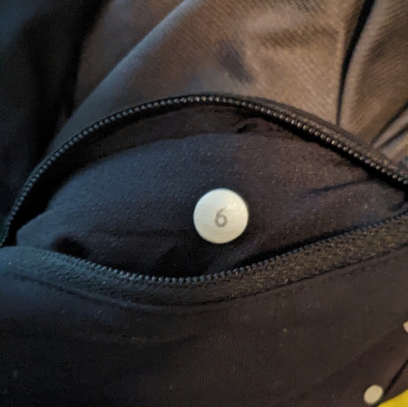 Lululemon speed up shorts 2.5" - 'reflective dots' low rise, size 6 - Picture 4 of 4